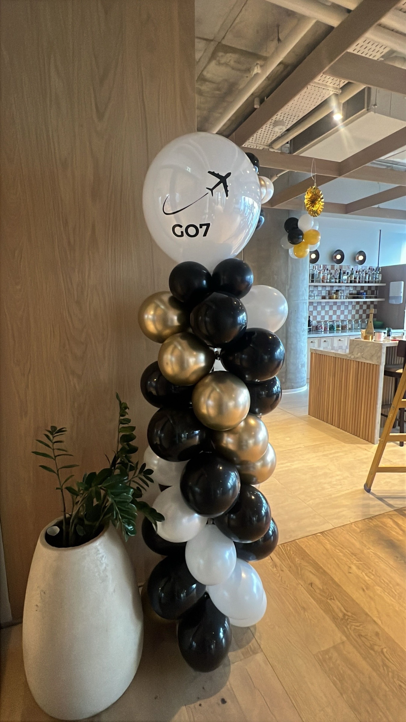 GO7 branded balloon pillar with airplane mark